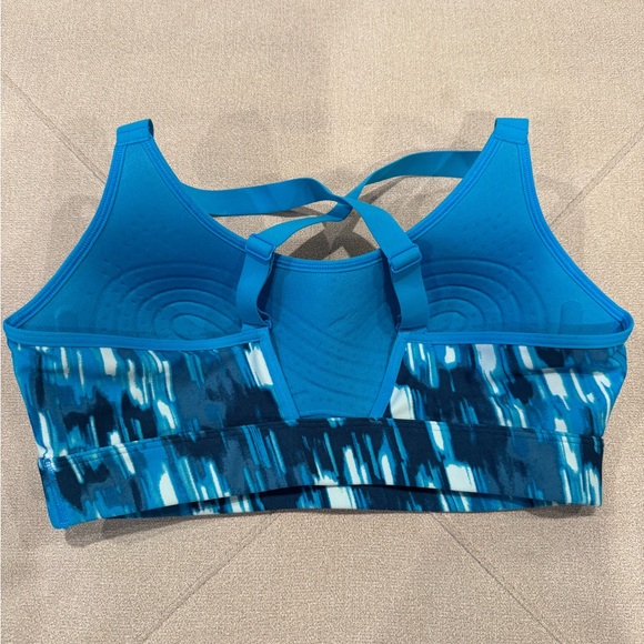 Under Armour Blue Patterned WorkOut Outfit and White Sweatshirt - Picture 3 of 16